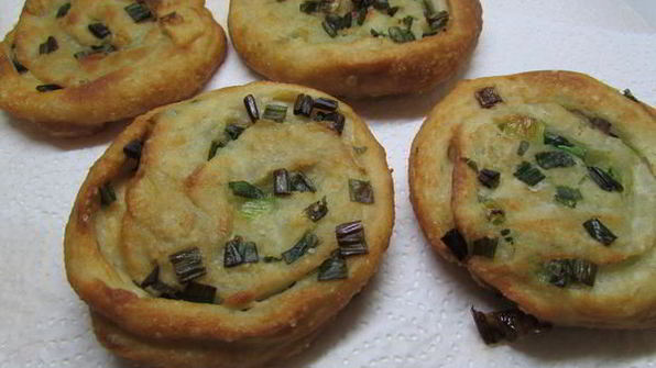 слоеные лепешки с зеленым луком