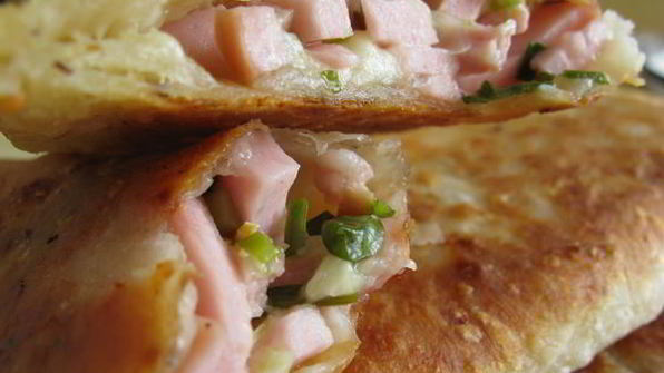 сырные лепешки-чебуреки с ветчиной