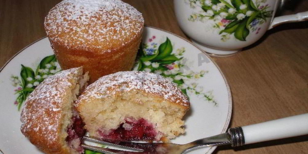 Рецепт кокосовых маффинов с вишней