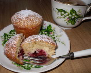 Кокосовые маффины с вишней