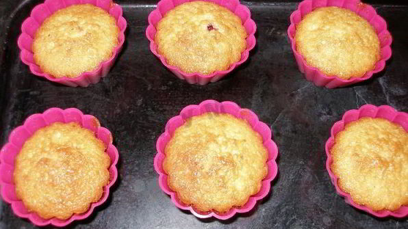 кокосовые маффины с вишней