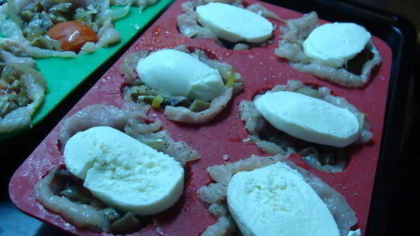 куриные маффины с грибами и винным соусом