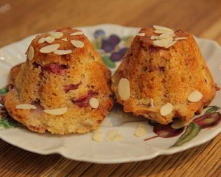 Летние фруктово-ягодные маффины с белым шоколадом