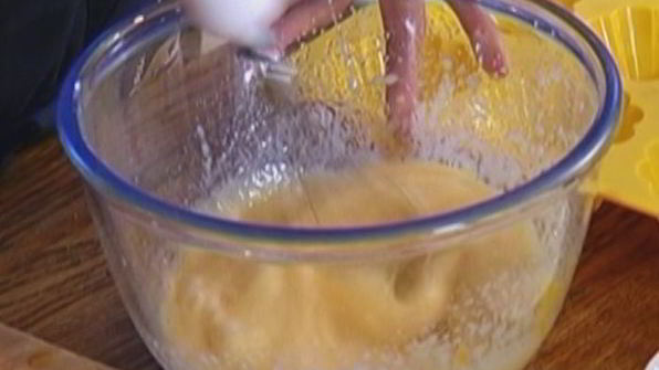 летние фруктово-ягодные маффины с белым шоколадом