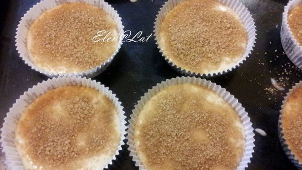 маффины с корицей, коричневым сахаром и вареньем