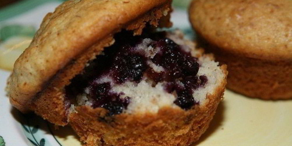 Рецепт маффинов с замороженной черникой и миндалем