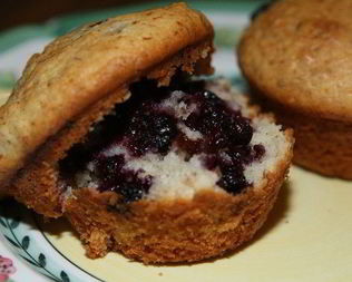 Маффины с замороженной черникой и миндалем