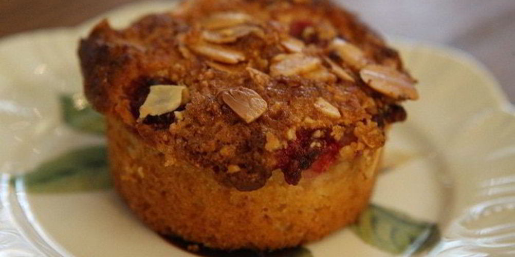 Рецепт маффинов со свежей малиной и миндальной корочкой