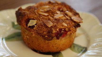 Маффины со свежей малиной и миндальной корочкой