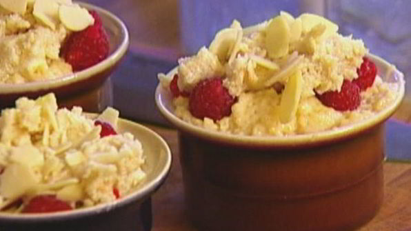 маффины со свежей малиной и миндальной корочкой