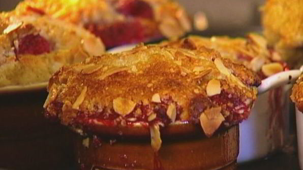 маффины со свежей малиной и миндальной корочкой