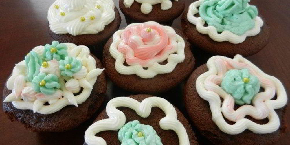 Рецепт нежных шоколадных маффинов и крем для украшения