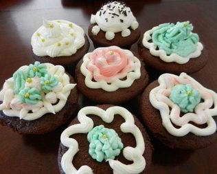 Нежные шоколадные маффины и крем для украшения