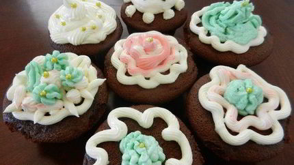 Нежные шоколадные маффины и крем для украшения