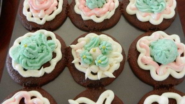 нежные шоколадные маффины и крем для украшения