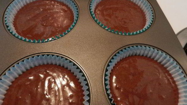 нежные шоколадные маффины и крем для украшения