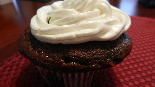 нежные шоколадные маффины и крем для украшения