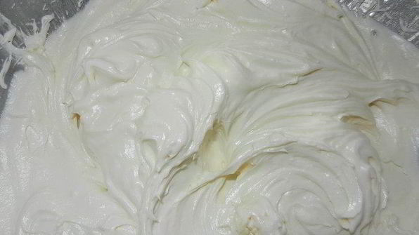 нежные шоколадные маффины и крем для украшения