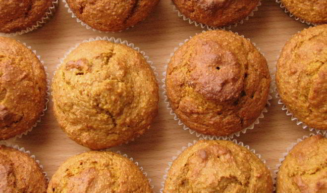 Овсяные маффины с тыквой, орехами и пряностями