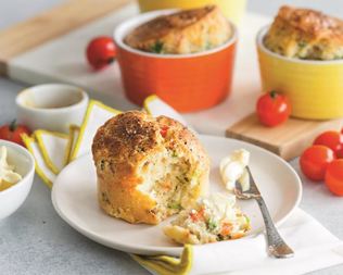 Пикантные маффины с копченым лососем