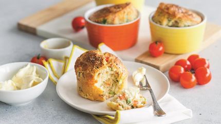 Пикантные маффины с копченым лососем