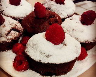 Шоколадные маффины с малиной