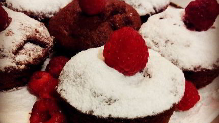 Шоколадные маффины с малиной