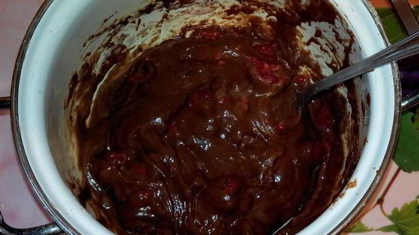 шоколадные маффины с малиной