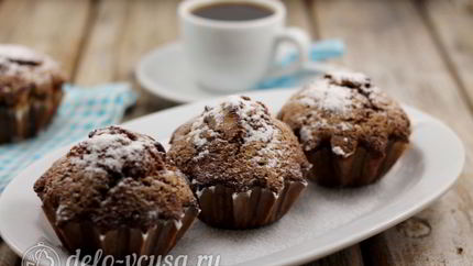 Шоколадные маффины с вишней