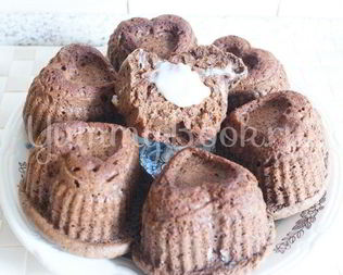 Шоколадные маффины с заварным кремом