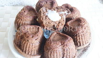 Шоколадные маффины с заварным кремом