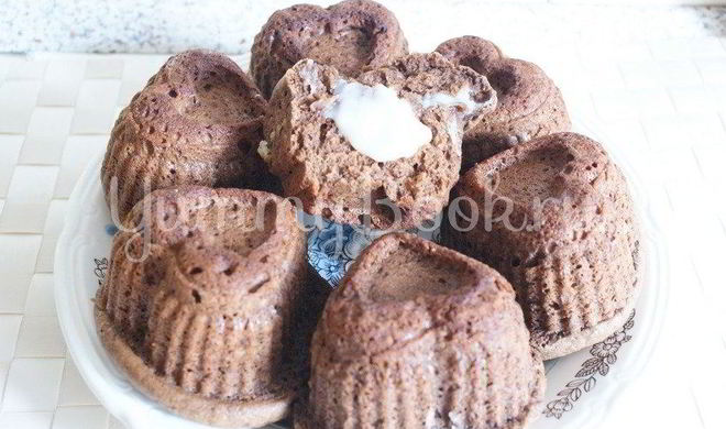 Шоколадные маффины с заварным кремом