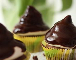 Шоколадные маффины с зефирным кремом