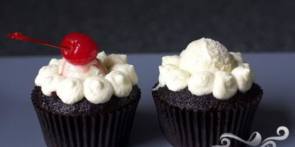 Рецепт шоколадных маффинов со сливками и вишней