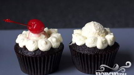 Шоколадные маффины со сливками и вишней