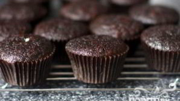 шоколадные маффины со сливками и вишней