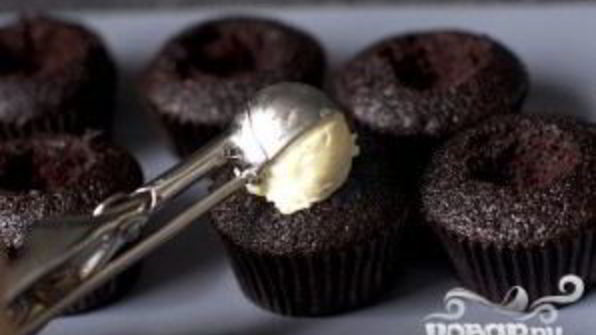 шоколадные маффины со сливками и вишней