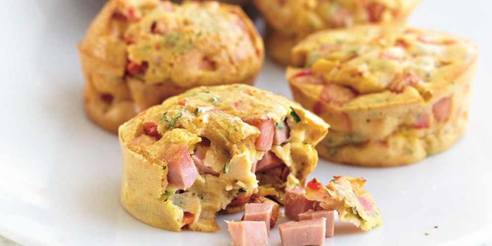 Рецепт яичных маффинов с колбасой и сладким перцем