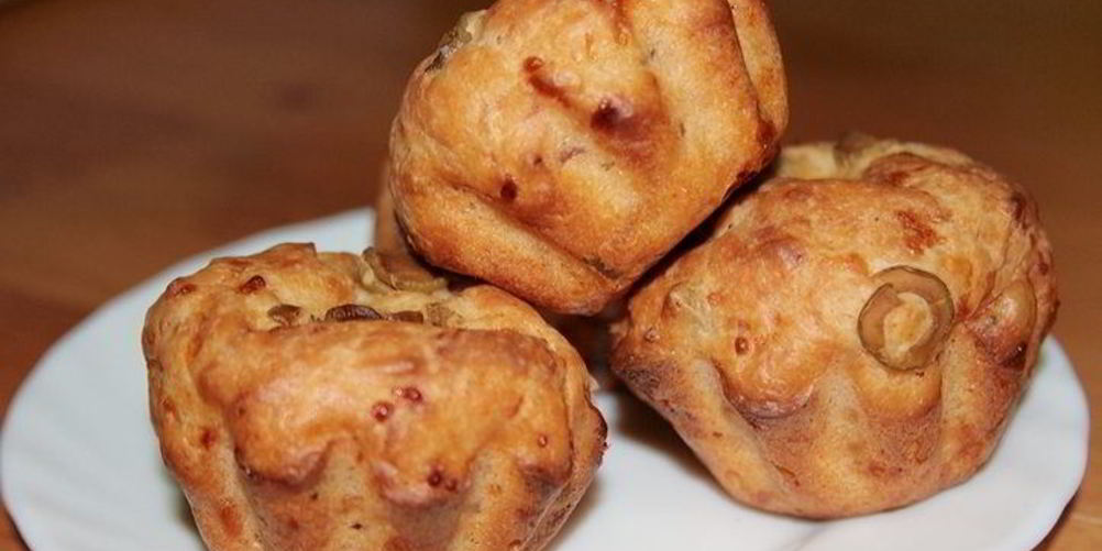 Рецепт закусочных маффинов с оливками и сулугуни