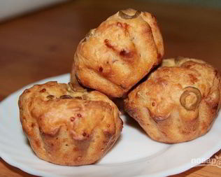 Закусочные маффины с оливками и сулугуни