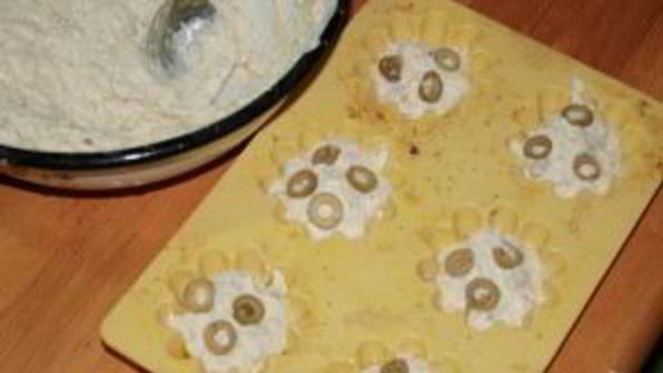 закусочные маффины с оливками и сулугуни