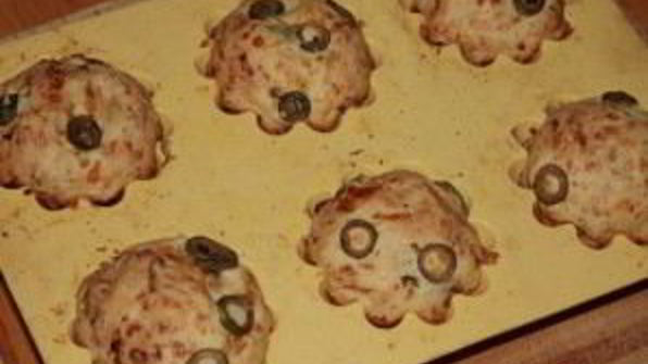 закусочные маффины с оливками и сулугуни