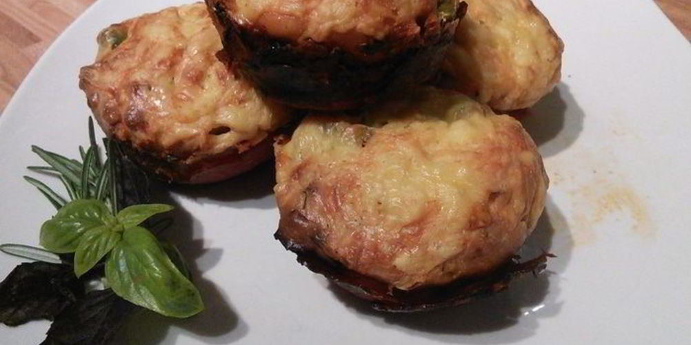 Рецепт закусочных маффинов в стаканчиках из чоризо-салями