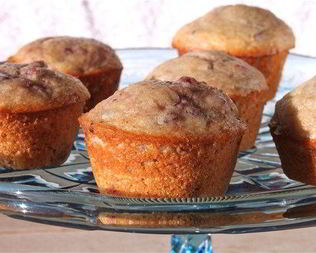 Зимние маффины с клюквой и орехами