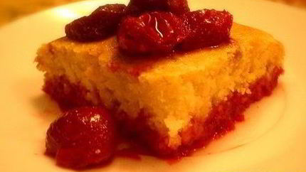 Лимонный манник с вишневым соусом