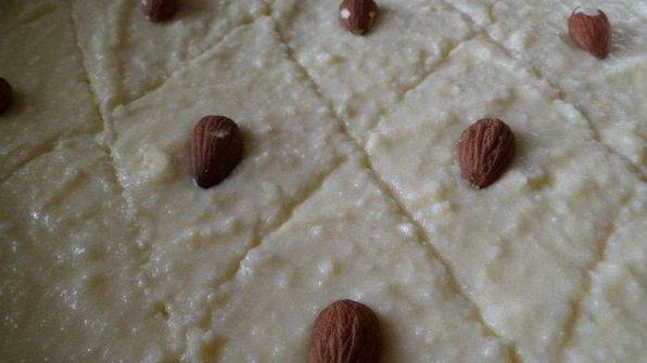 намура — арабский манник, пропитанный сиропом с ароматом роз и флердоранжа