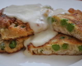 Бабушкины куриные оладьи и соус Морней