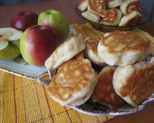 Бабушкины оладьи с мясом и яблоками