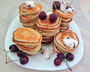 Банановые оладушки с пломбиром