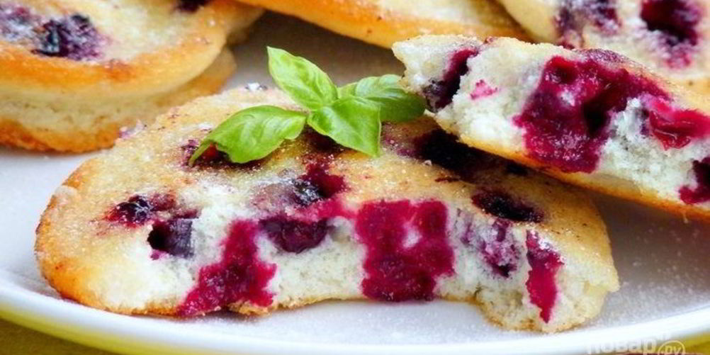 Рецепт бисквитных оладий с черной смородиной